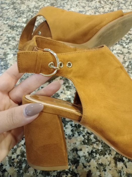 Sandálias camel tamanho 37 Stradivarius