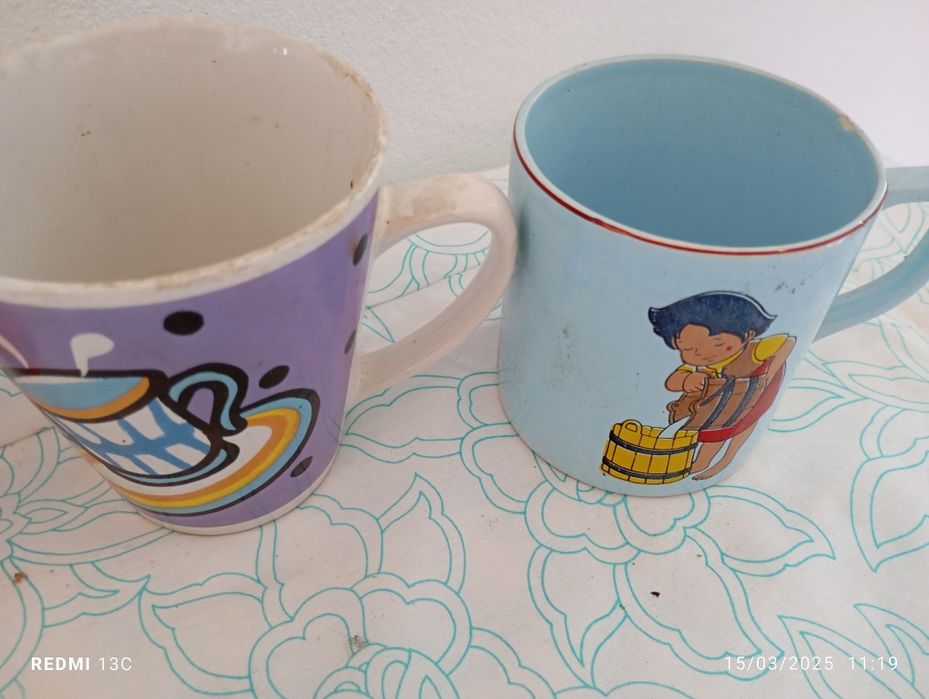 Conjunto de três canecas de motivos infantis