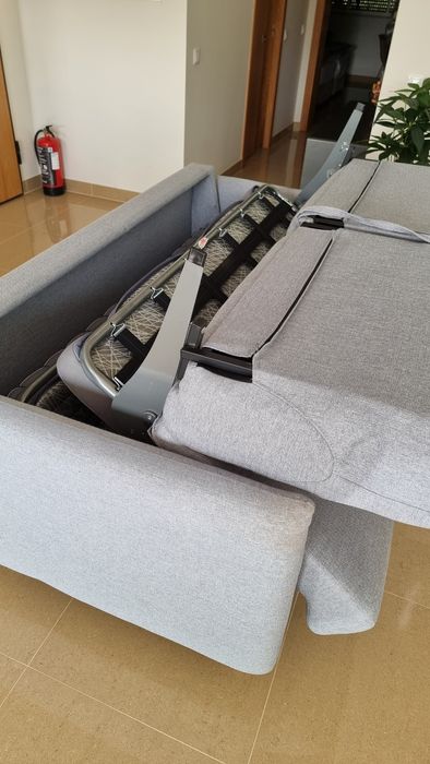 Sofá- cama em excelente estado.