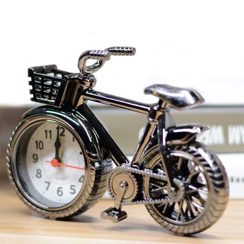 Rower; zegar z budzikiem; styl retro rzemiosło.