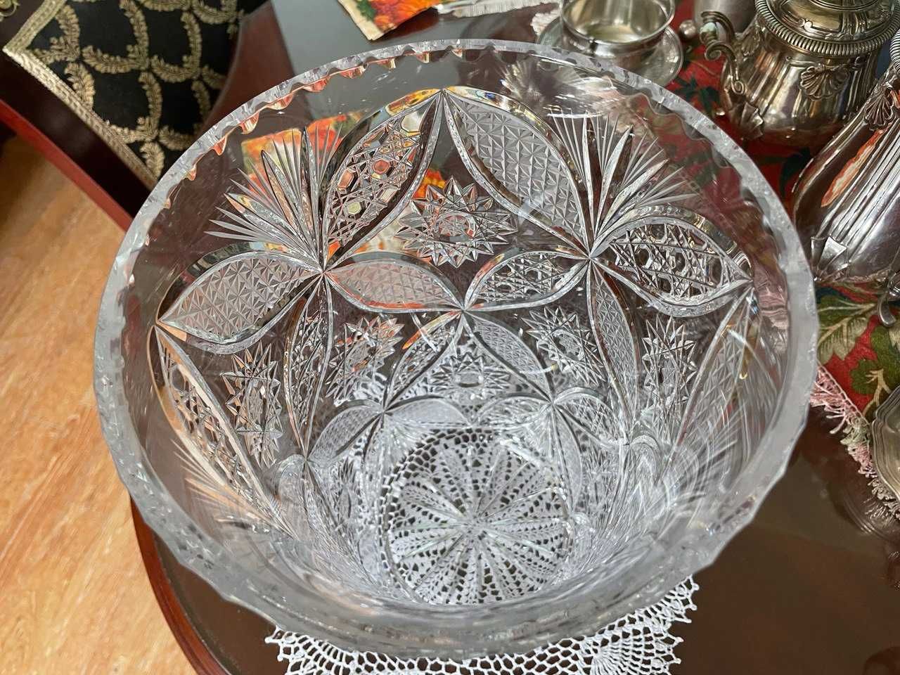 Kryształ , wazon , fantazyjnie zdobiony z huty Julia z czasow PRL.