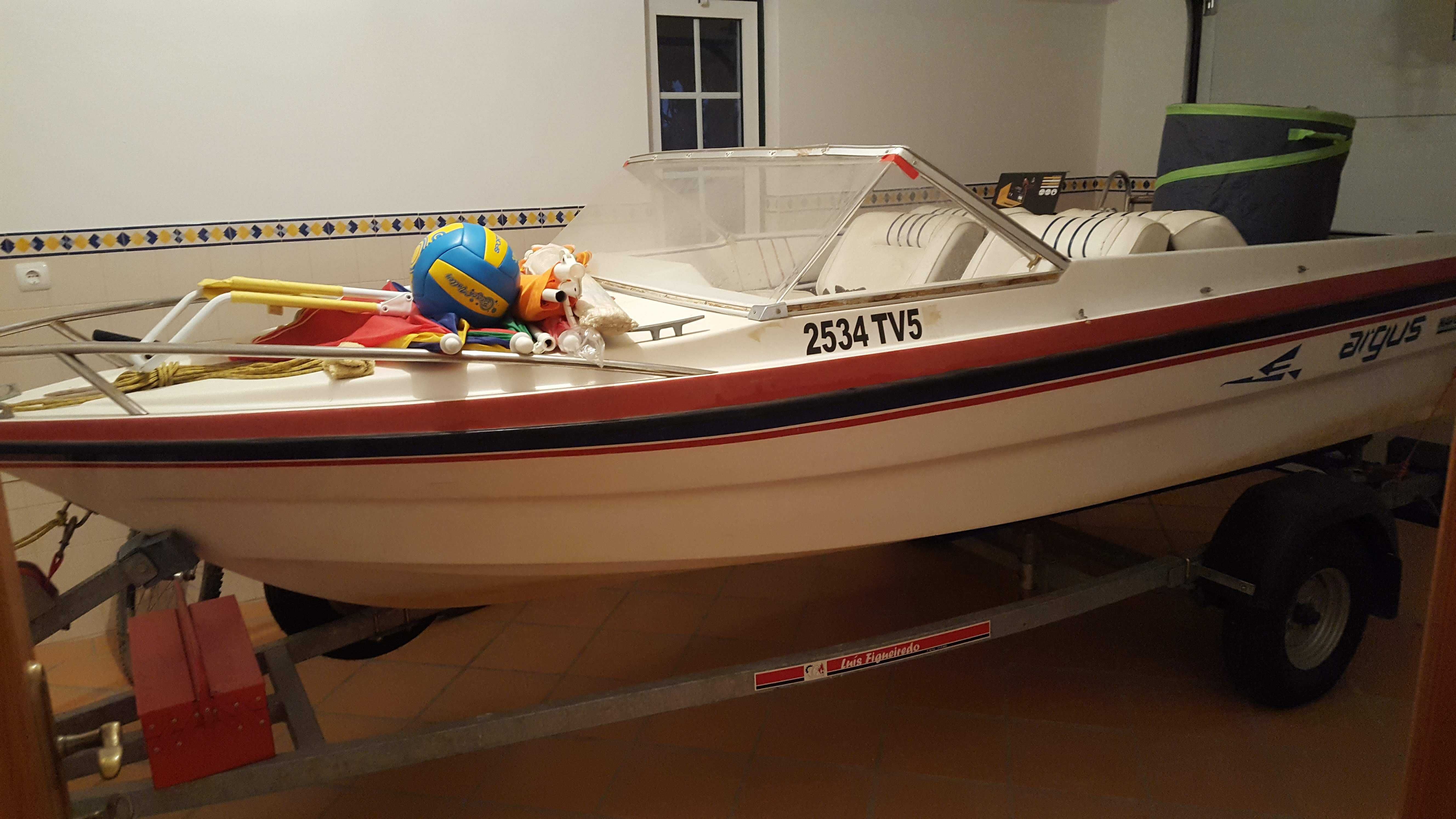 Barco Argus de 4 metros e reboque