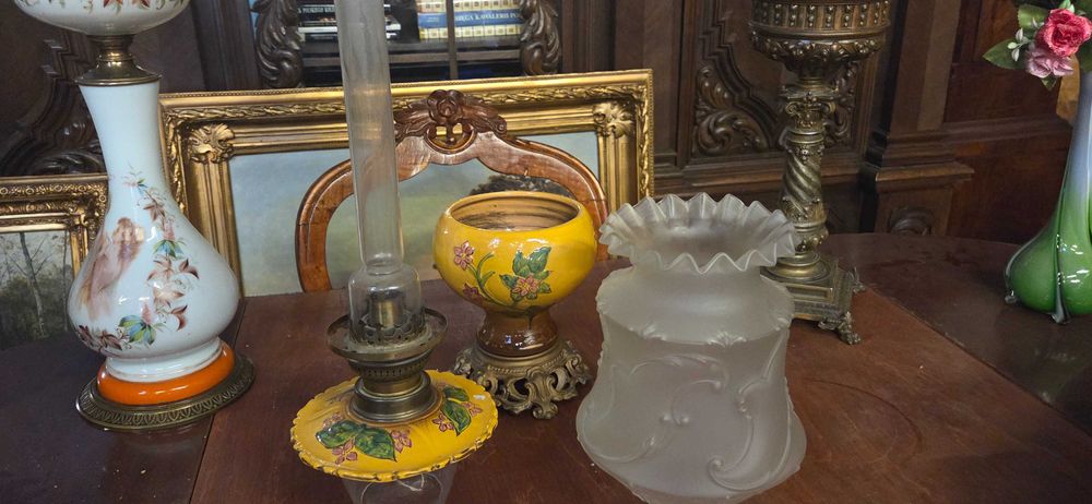 Stara lampa naftowa majolika wys. 53 cm.