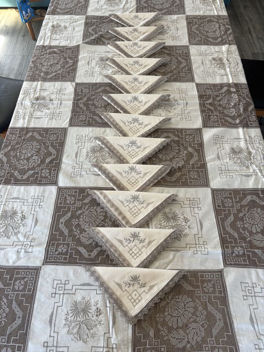 Toalha de mesa com bordado à ilha da madeira e renda filé