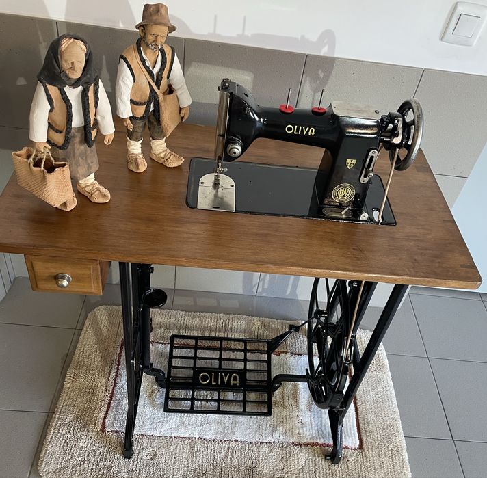 Máquina de costura antiga, OLIVA, restaurada e a trabalhar