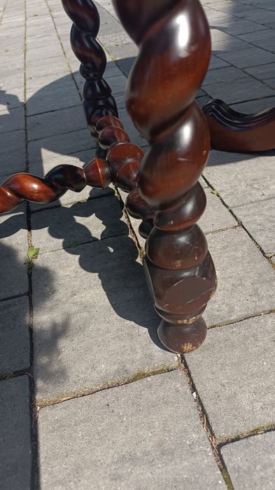 Okrągły drewniany stolik i 2 krzesła