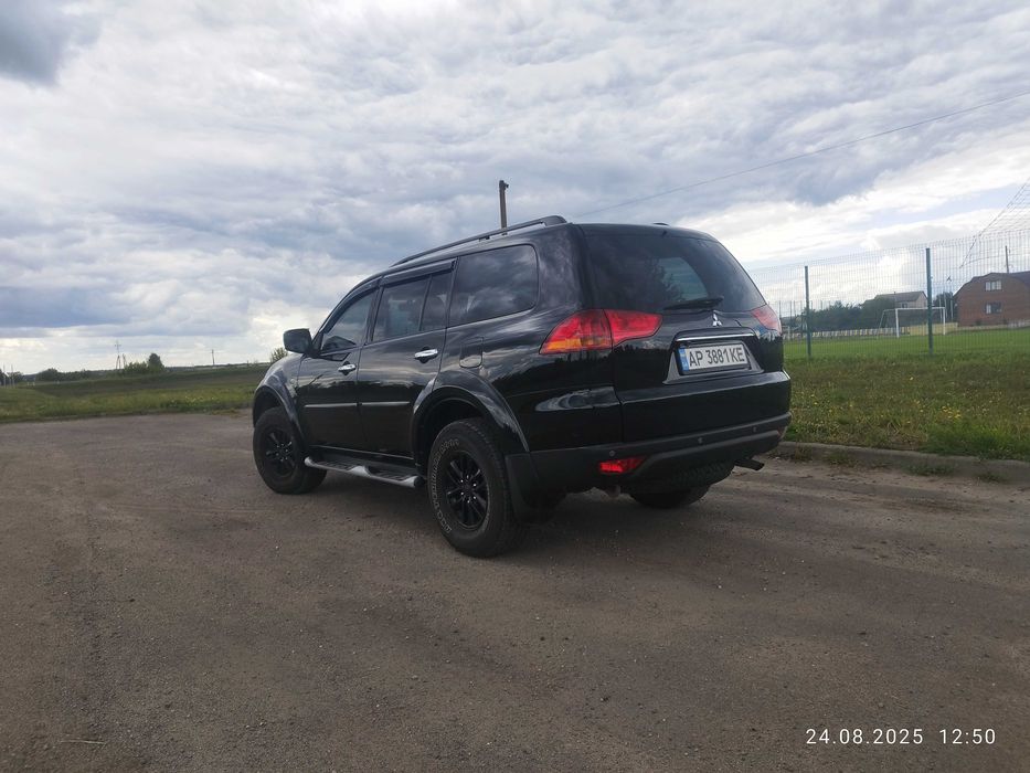 Mitsubishi pagero sport 2011