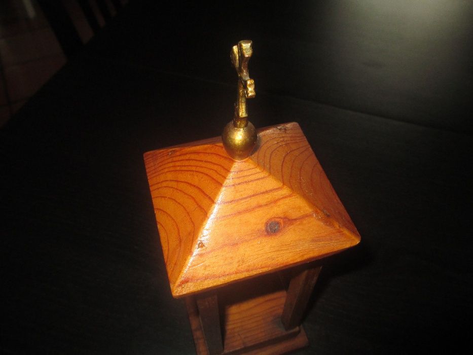 Altar antigo para Santo de Igreja