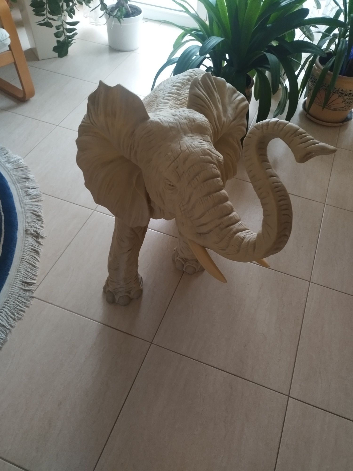 Słoń z alabastru duży