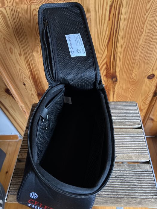 Sprzedam oryginalną nową (metka) kosmetyczkę GTI VW Collection.