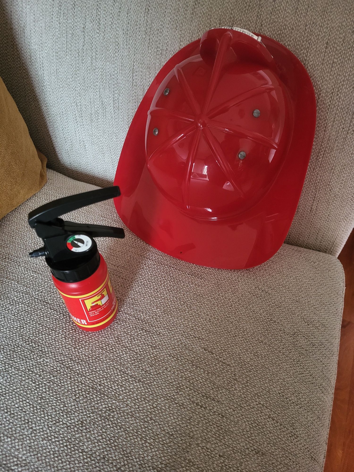 Capacete e extintor de bombeiros.