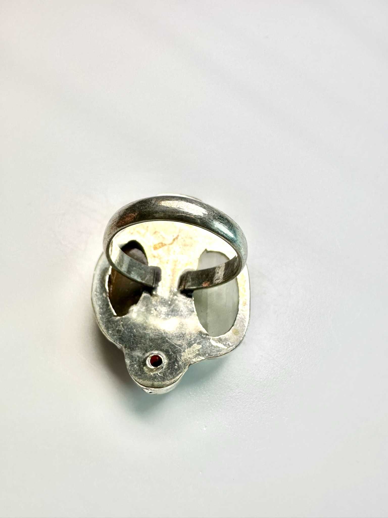 Pierścionek
tęczowy kamień księżycowy, jaspis, perła, granat Próba 925