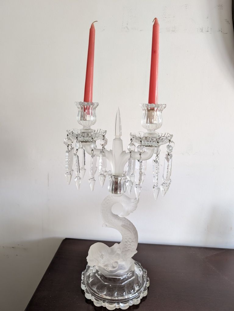 Elegante candelabro de cristal com motivo de golfinho