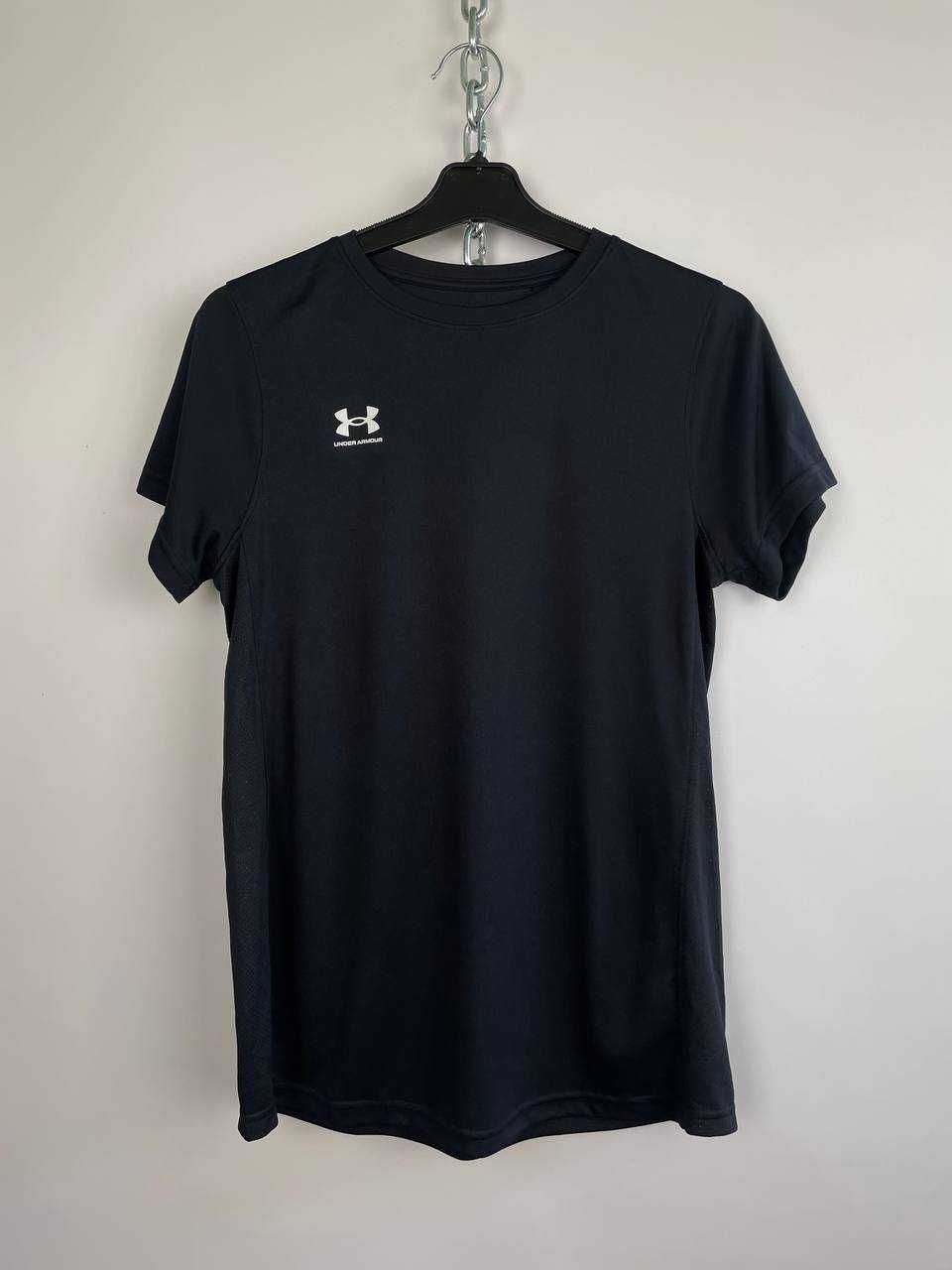 Жіноча базова чорна спортивна футболка under armour challenger