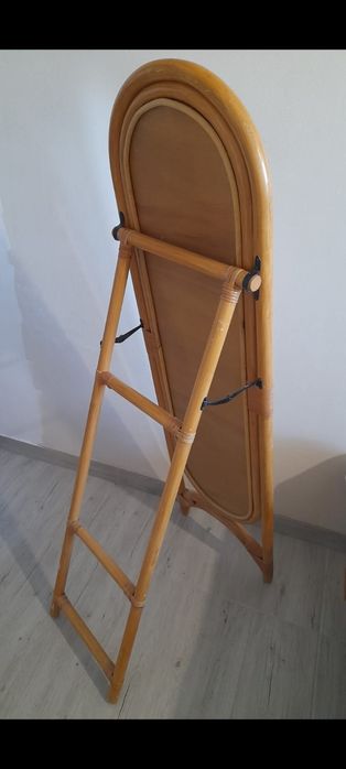 Lustro owalne w rattanie.