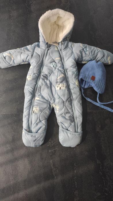 Kombinezon Reserved chłopięcy rozmiar 62 cm oraz czapeczka zimowa
