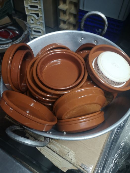 Pratos de barro novos