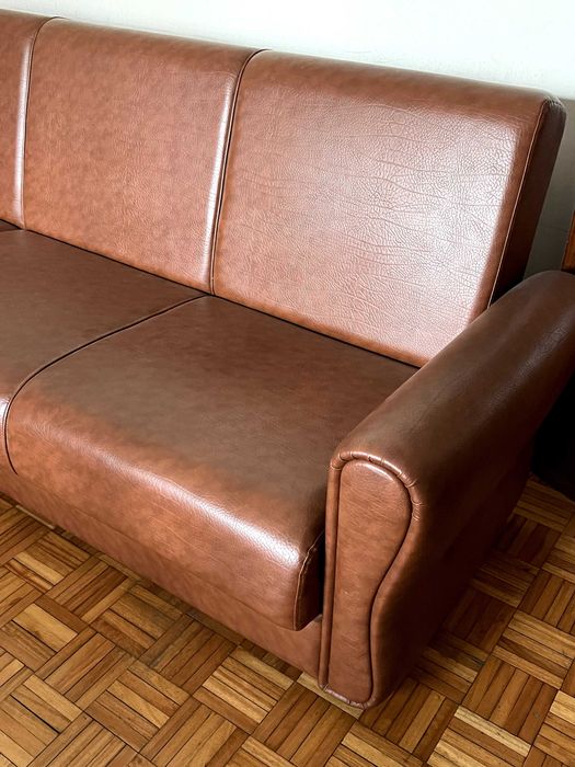 Sofá de 3 lugares em pele, em perfeito estado de conservação