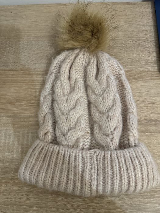 Beżowa czapka zimowa