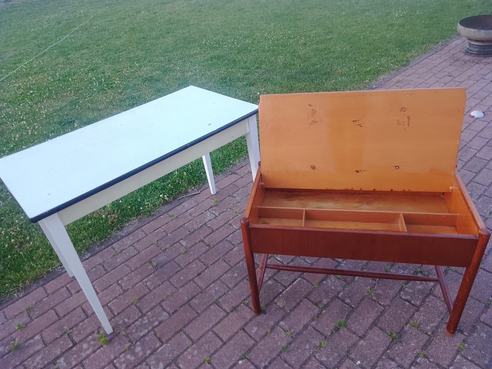 Witam oddam stół i toaletkę PRL