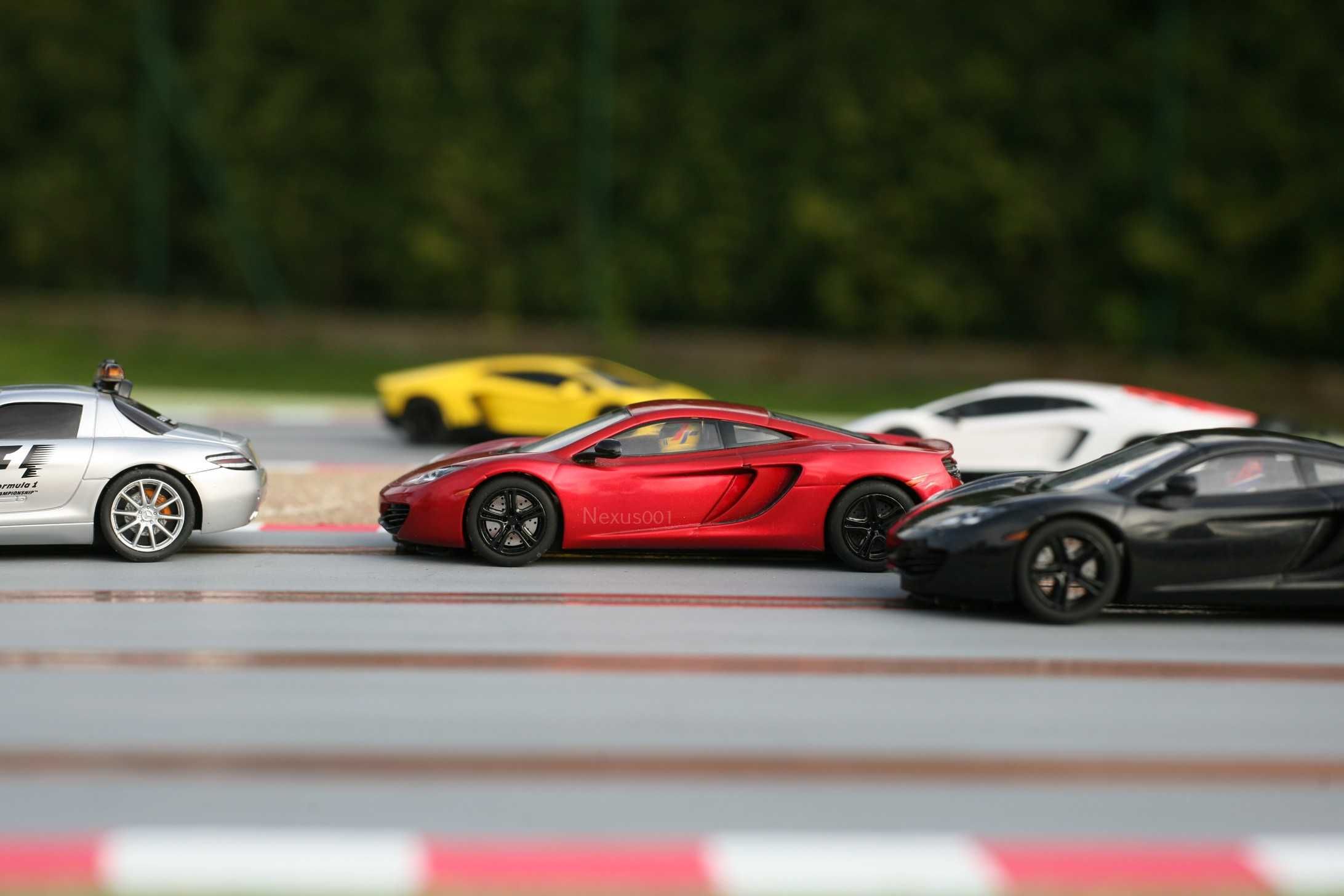 Scalextric 1:32 2x Mclaren MP12-4c , analog DPR