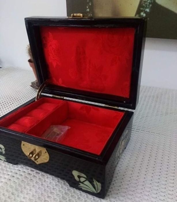 Caixa de jóias vintage com desenhos em madre pérola