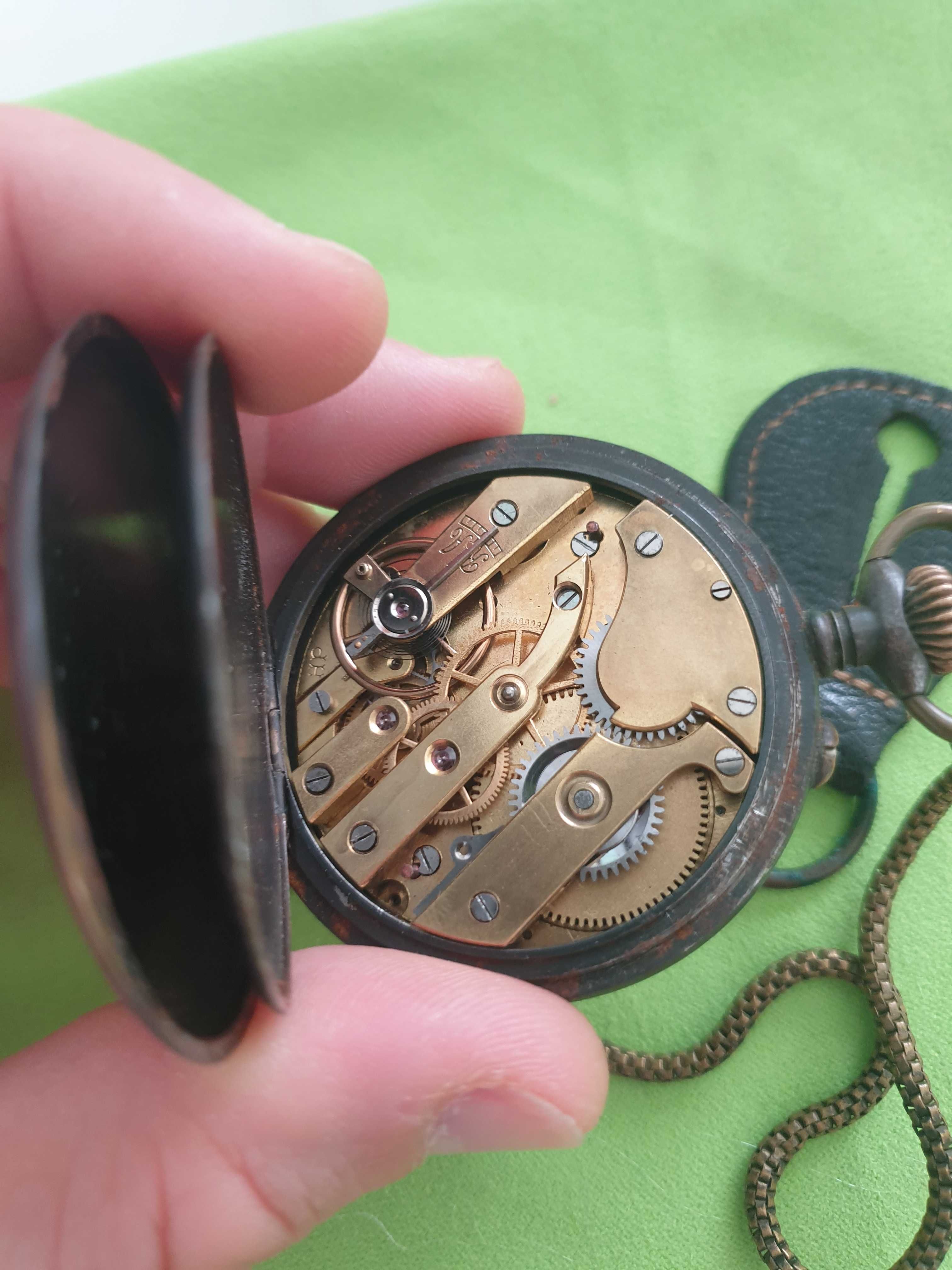 Zegarek kieszonkowy HP oksydowany z czasow I wojny światowej z dewizka
