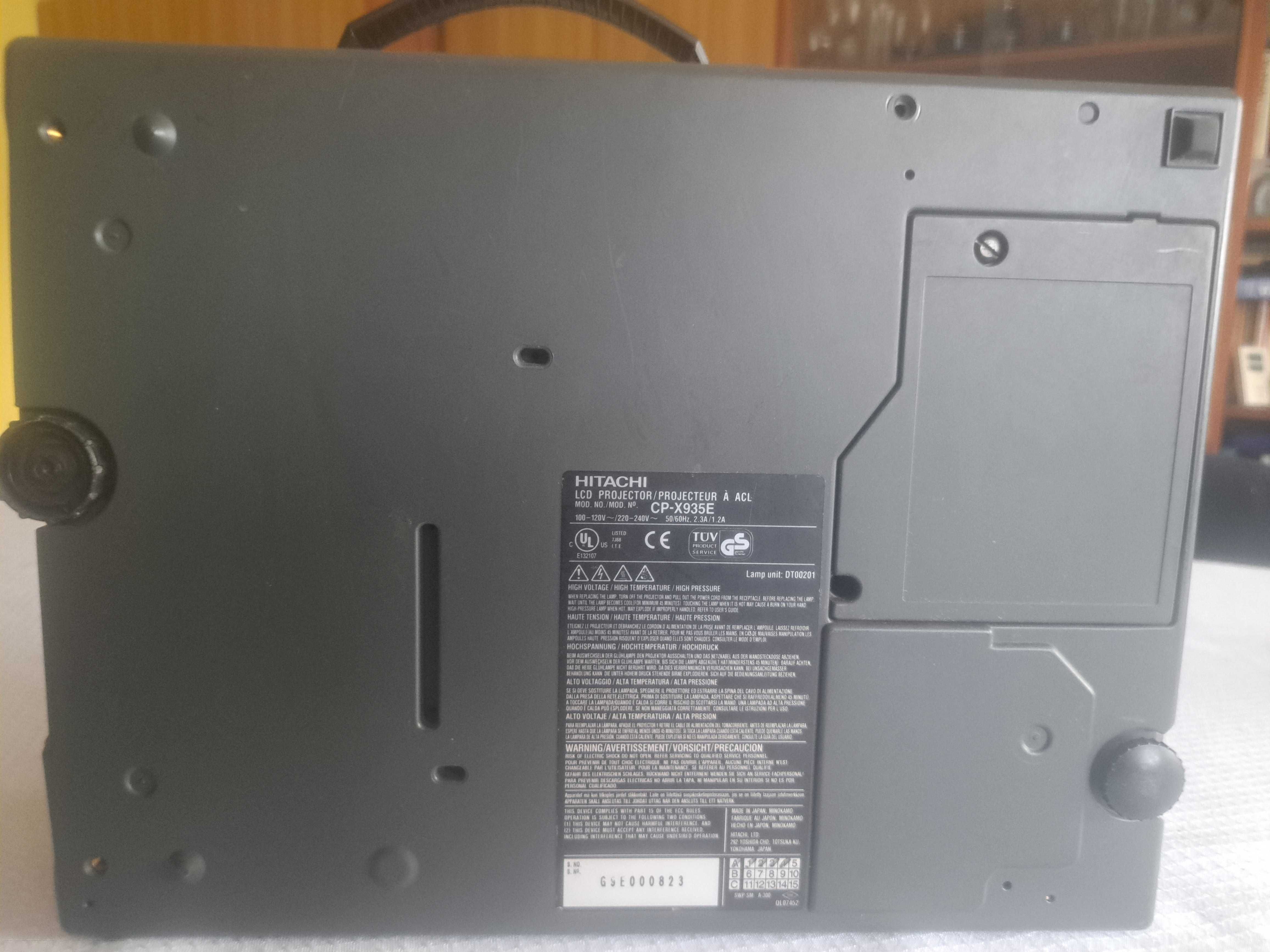 Projektor HITACHI CP-X935