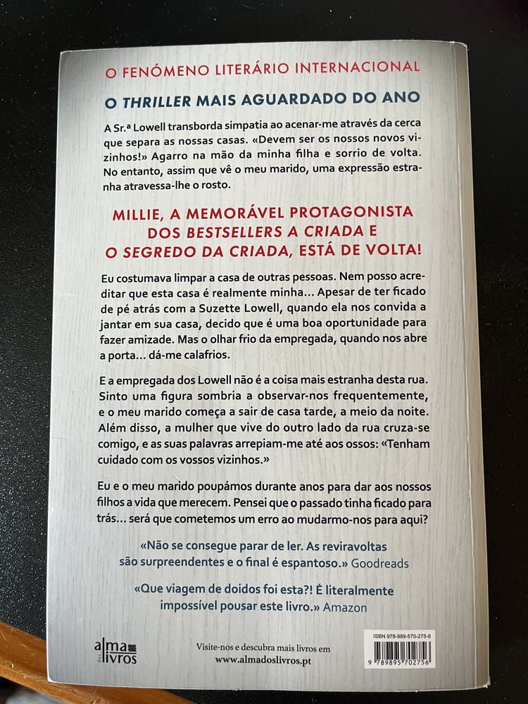 A criada está a ver Livro
