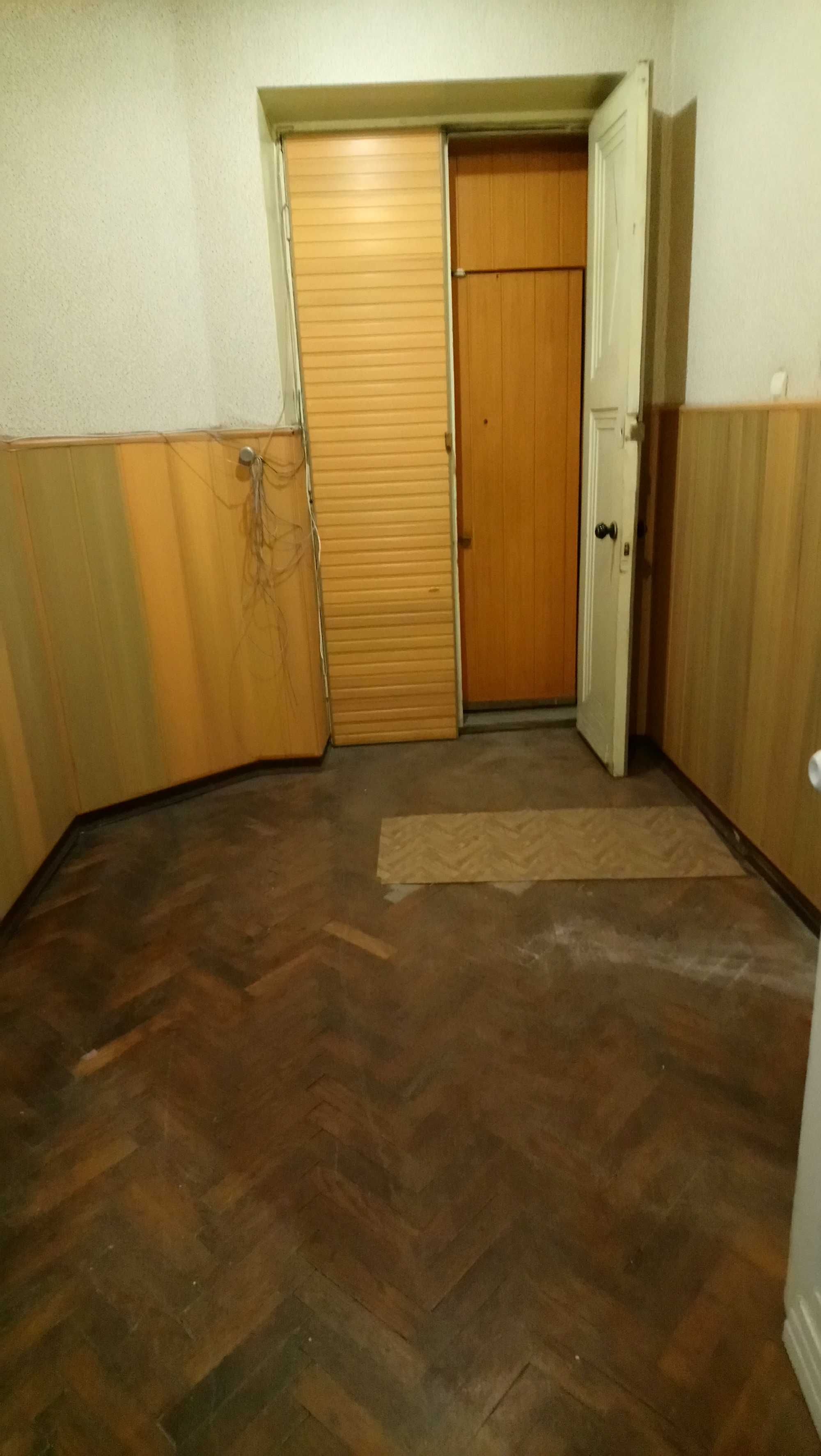 Продам трехкомнатную, центр, 98 м кв, потолок 3,9м, ГАЗ АО