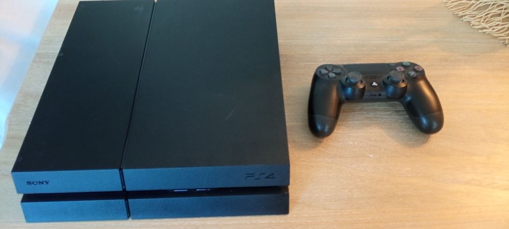 Vendo PlayStation 4 1 terabyte+comando, impecável