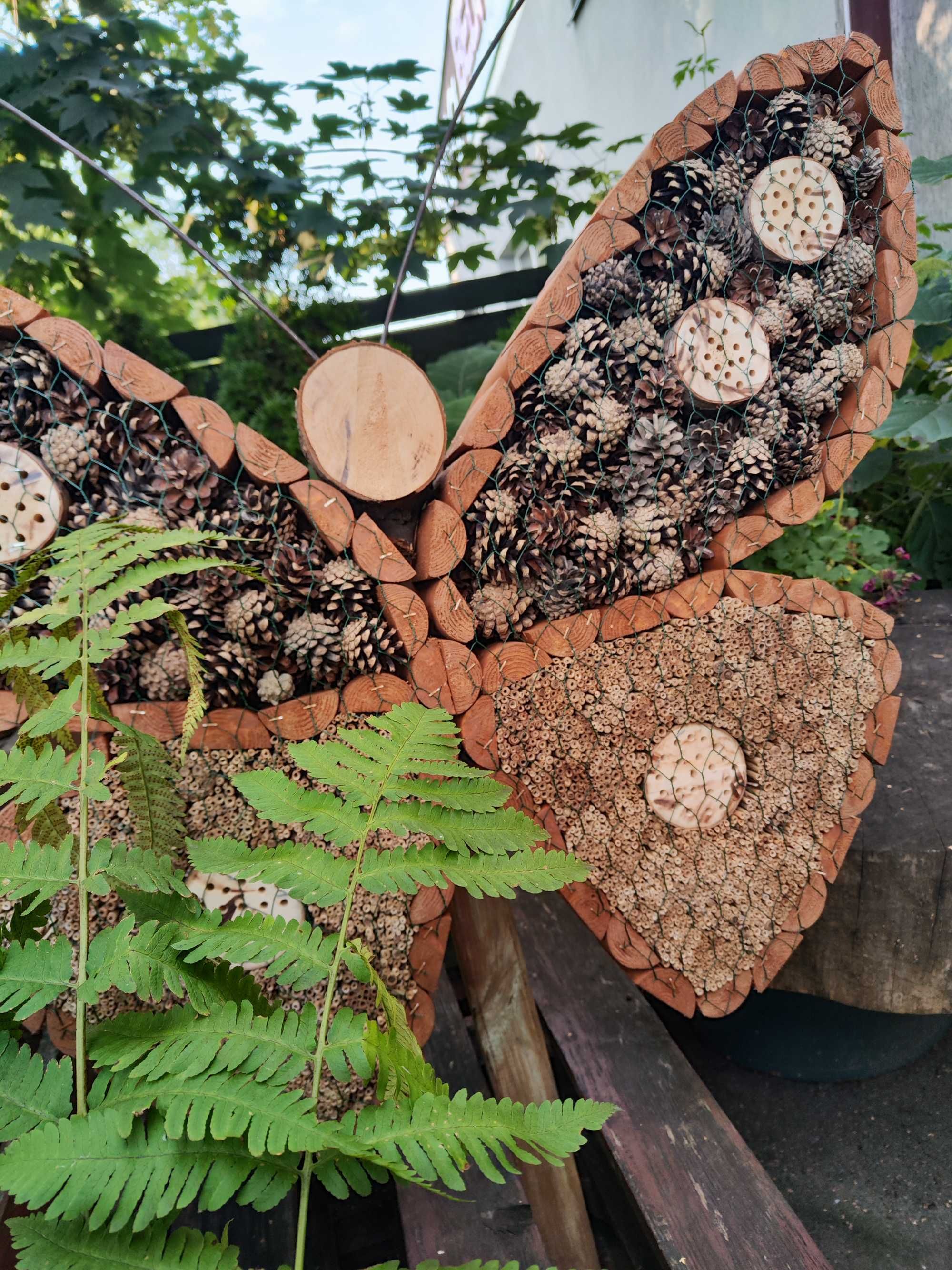 Domek dla owadów zapylających - motyl, pszczoła