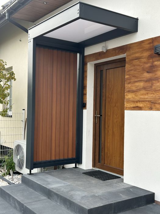 Daszek nad drzwi wejsciowe z lamelami z regulowanym prześwitem