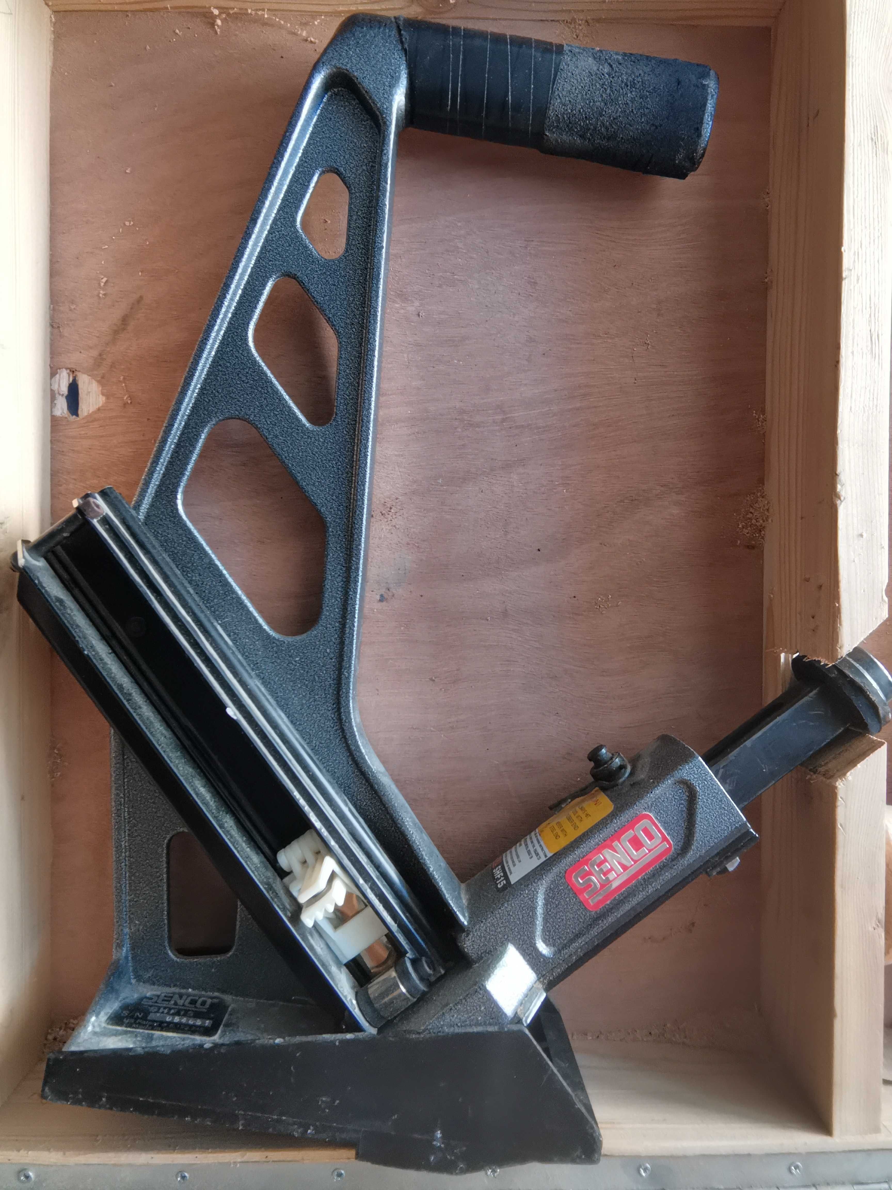 Máquina de pregar soalho mecânica SENCO SHF15
