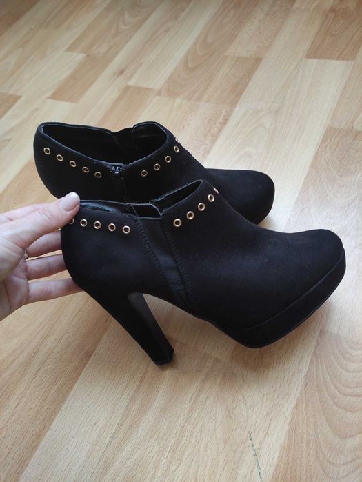 Туфлі на високому каблуку