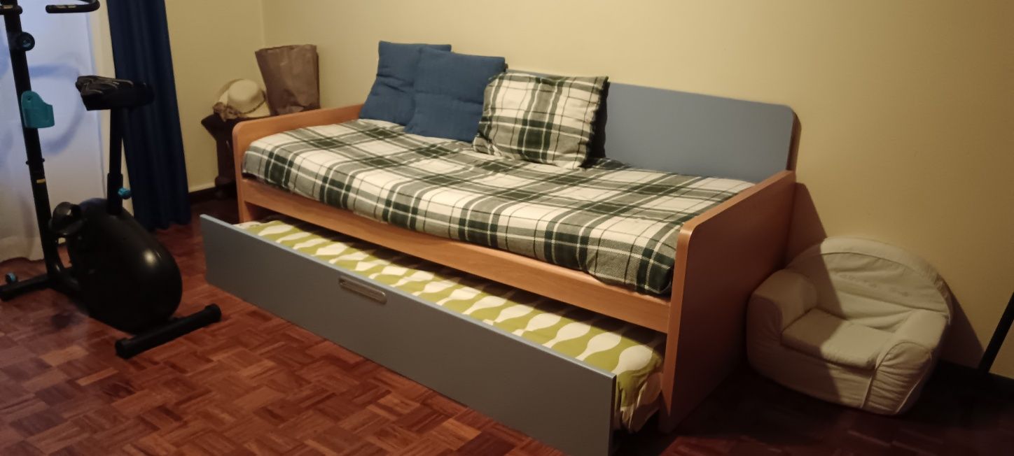 Vende-se Cama Dupla Solteiro com 2 colchões