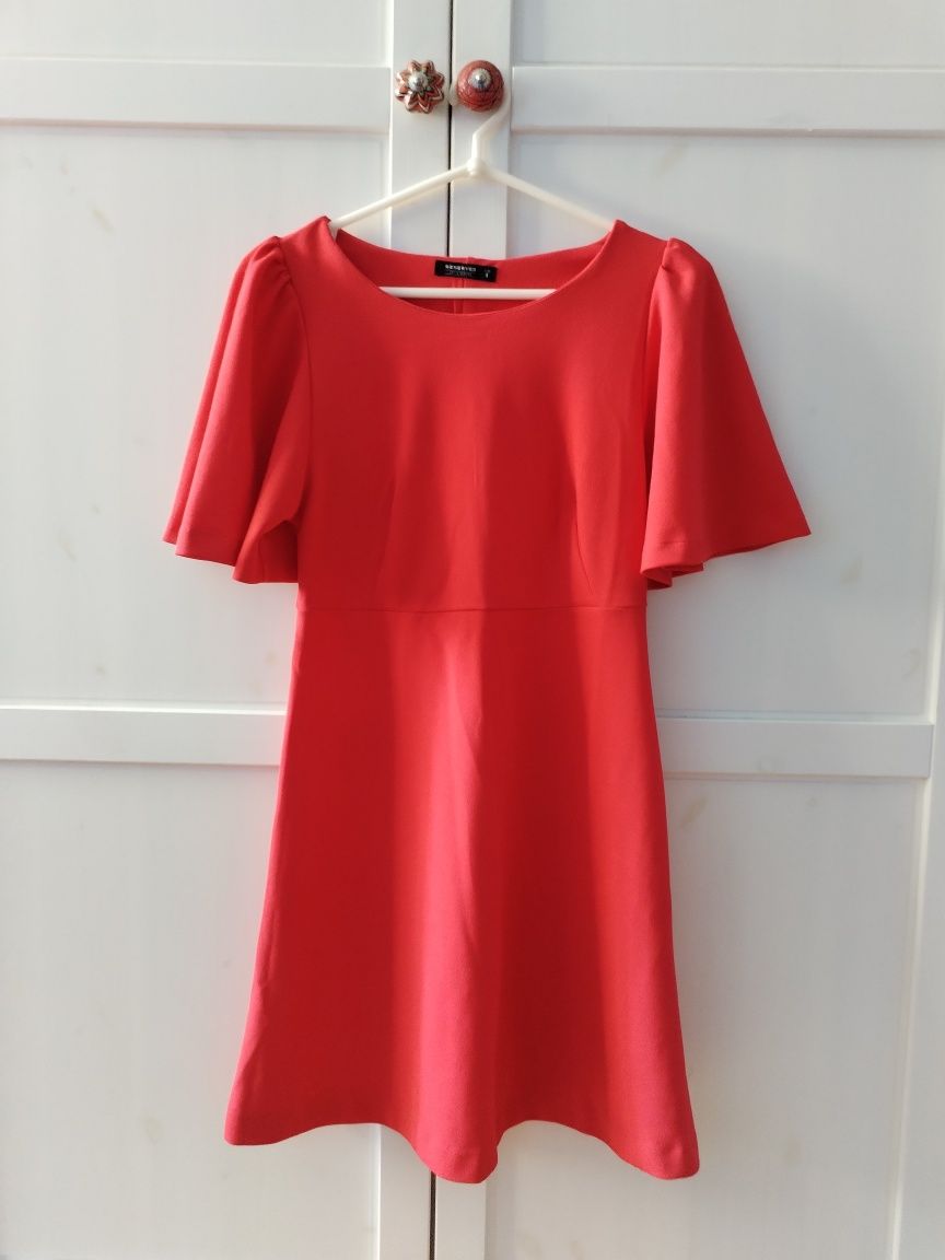 Czerwona sukienka Reserved z bufiastymi rękawami