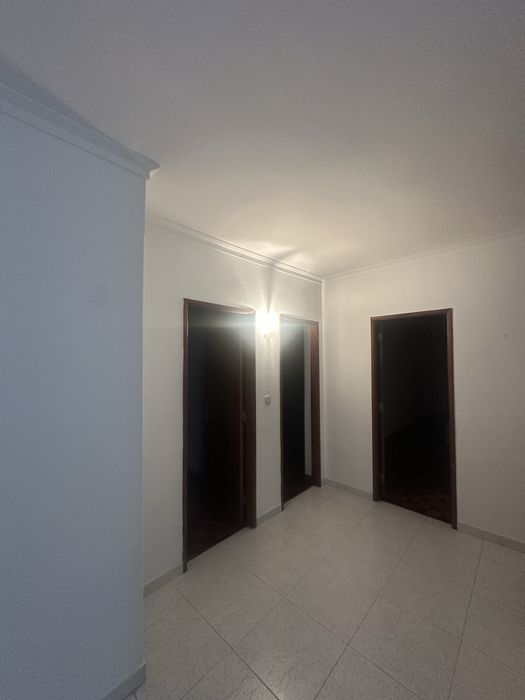 Quarto espaçoso em Massamá, perto da estação