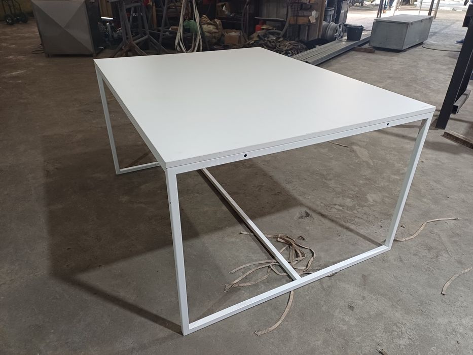 18 mesas em ferro com tampo em madeira 1,40mX1,10m (preço por unidade)