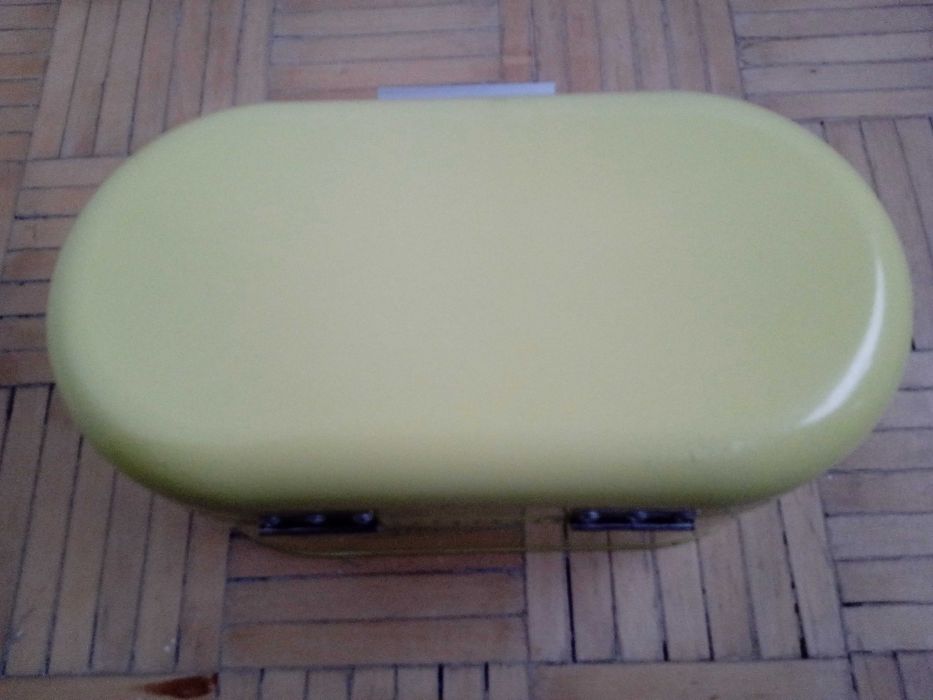 duże żółte metalowe pudełko/kuferek  na kosmetyki