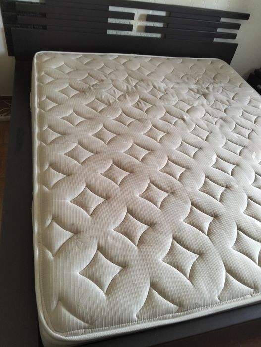 Cama de casal com estrado e colchão