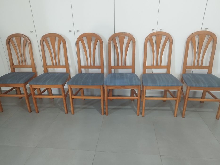Conjunto de 6 cadeiras em madeira forradas a tecido azul