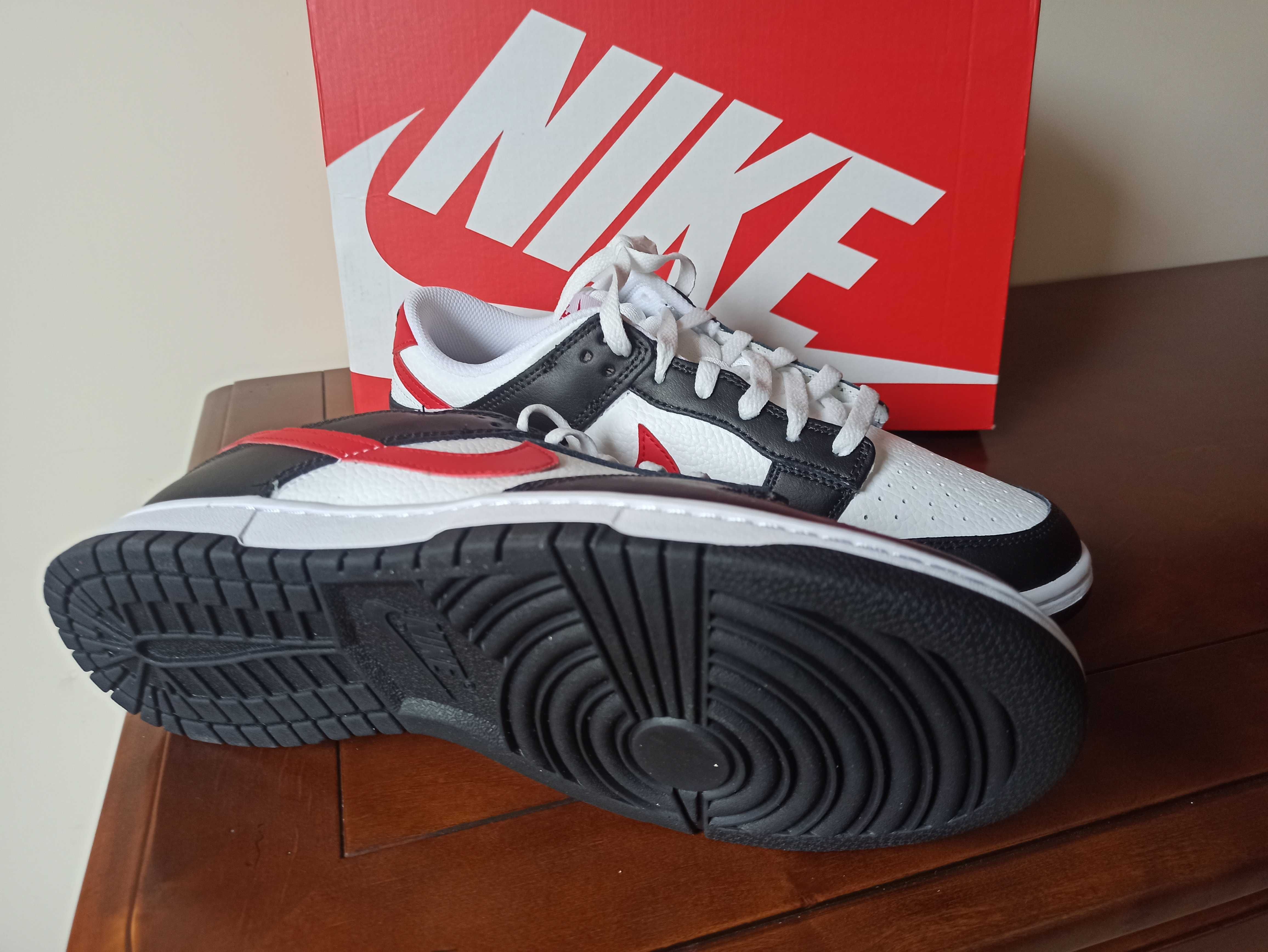 (r. Eur 45 - 29 cm) Nike Dunk Low Retro Red Swoosh Panda FB3354,-001