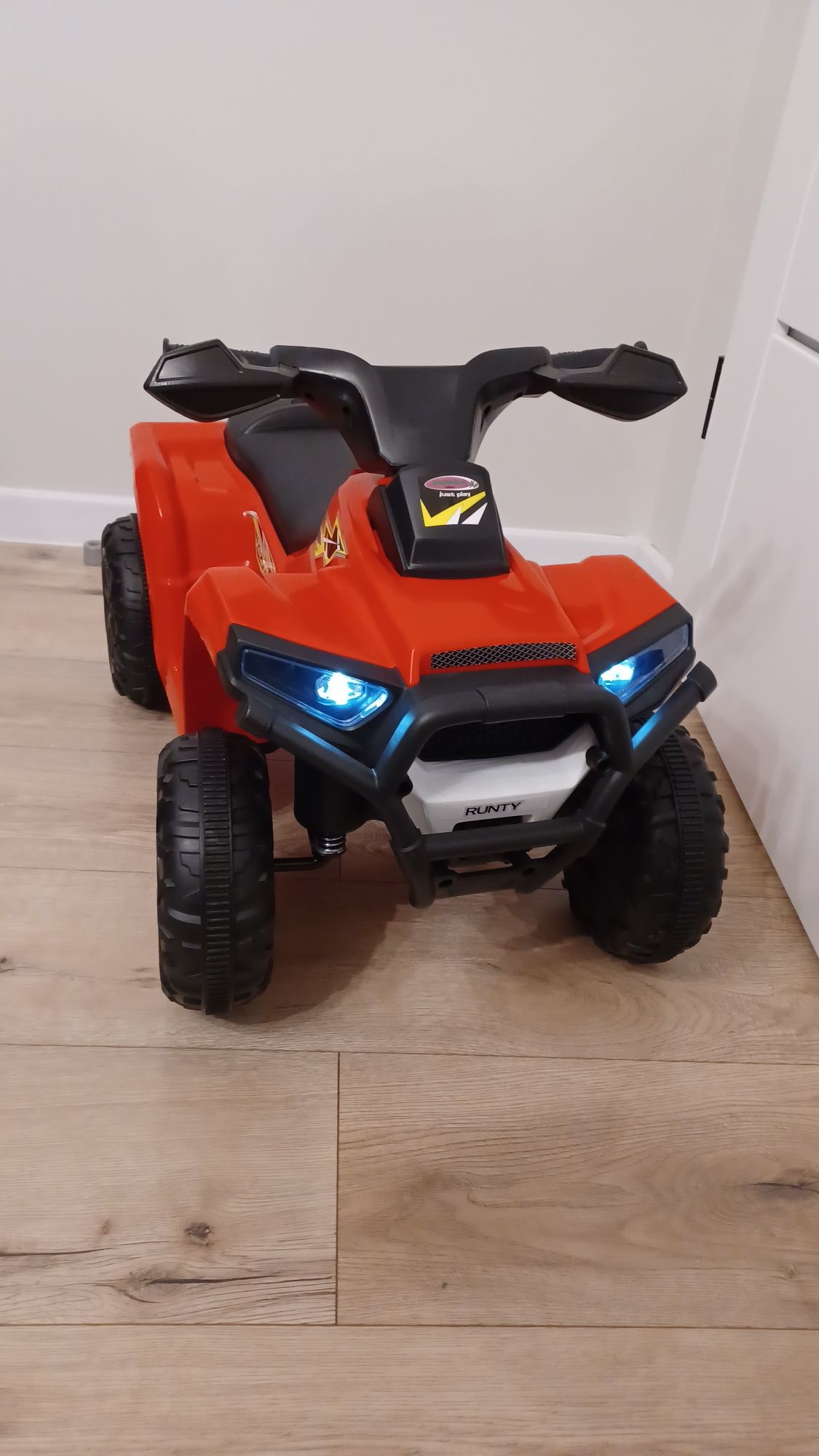 Sprzedam Samochód na akumulator quad 6V  kolor biały
