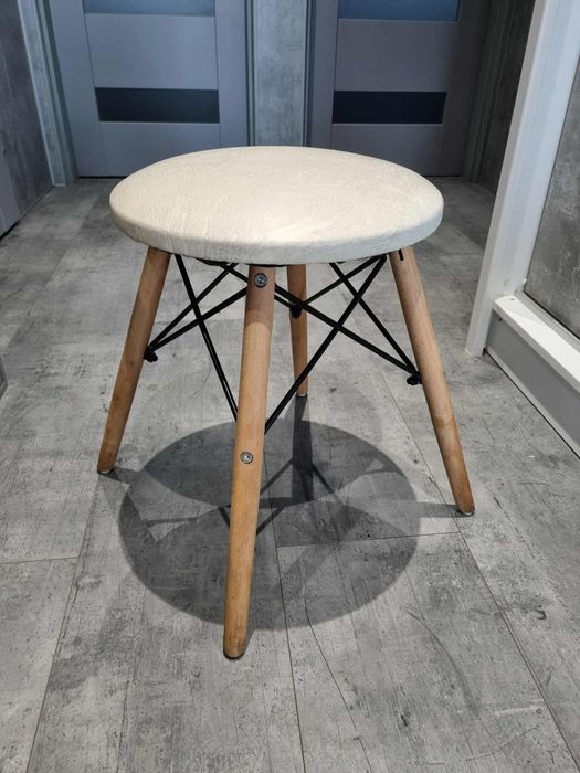 Taboret na drewnianych nogach krzesło