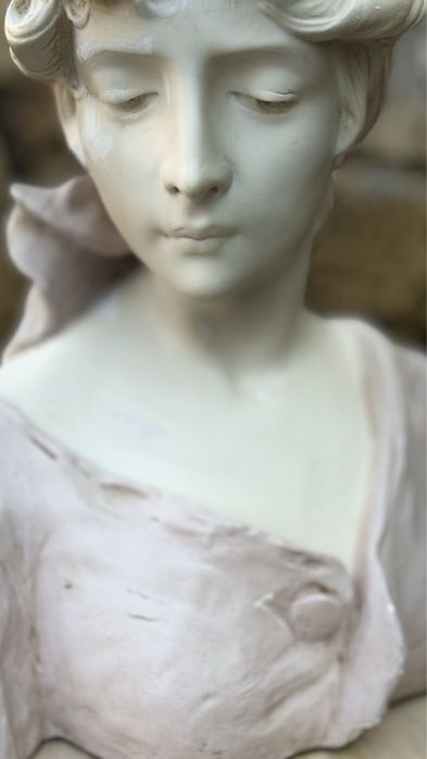 Бюст большой Девушка в косынке, подпись автора,  из Европы.