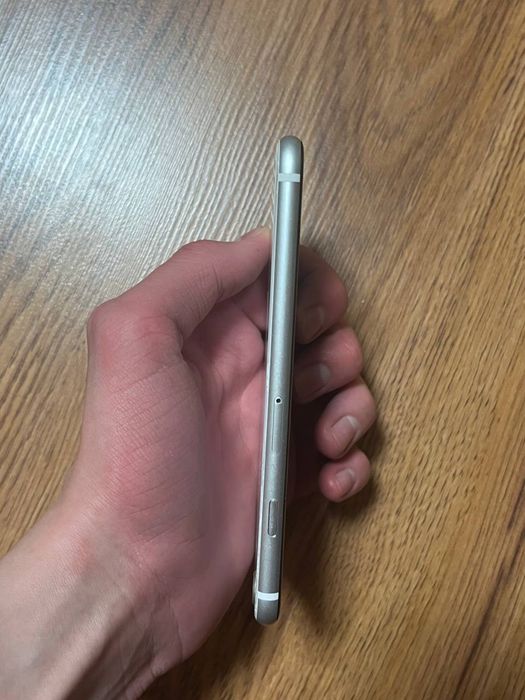 Подам айфон se 2020