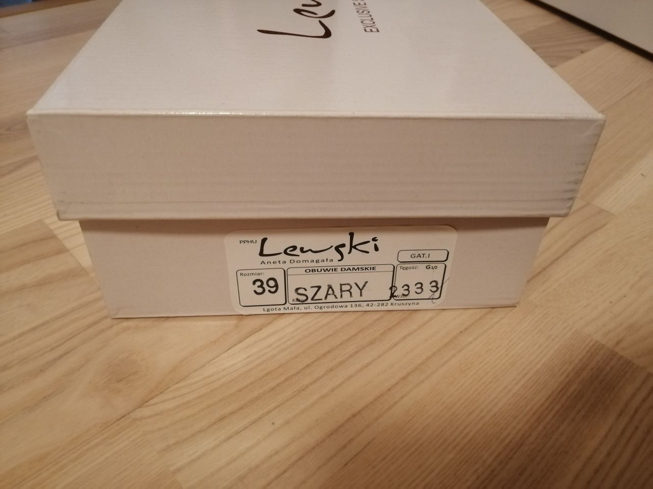 Nowe lakierowane szpilki R. 39