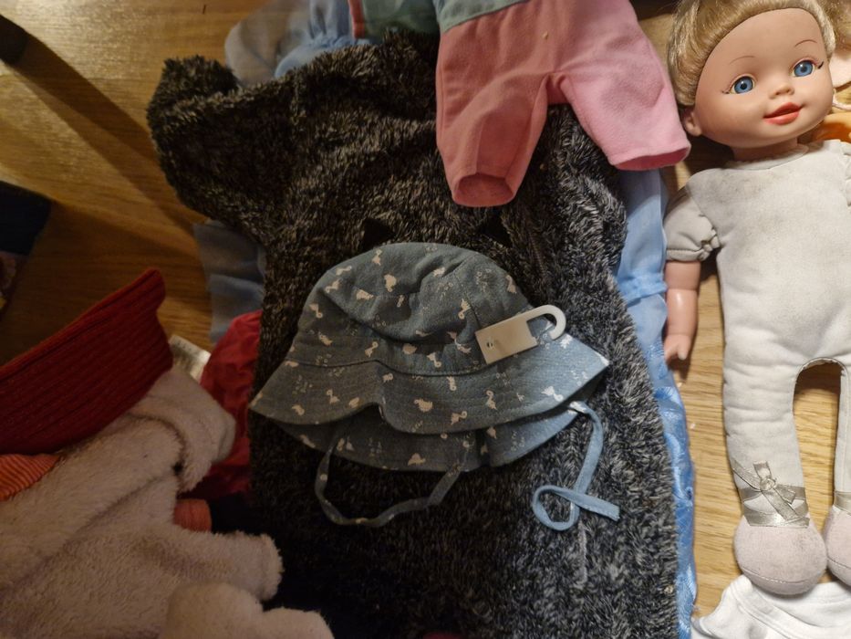 Lalki i jakieś ubranka niekoniecznie z tych lalek.