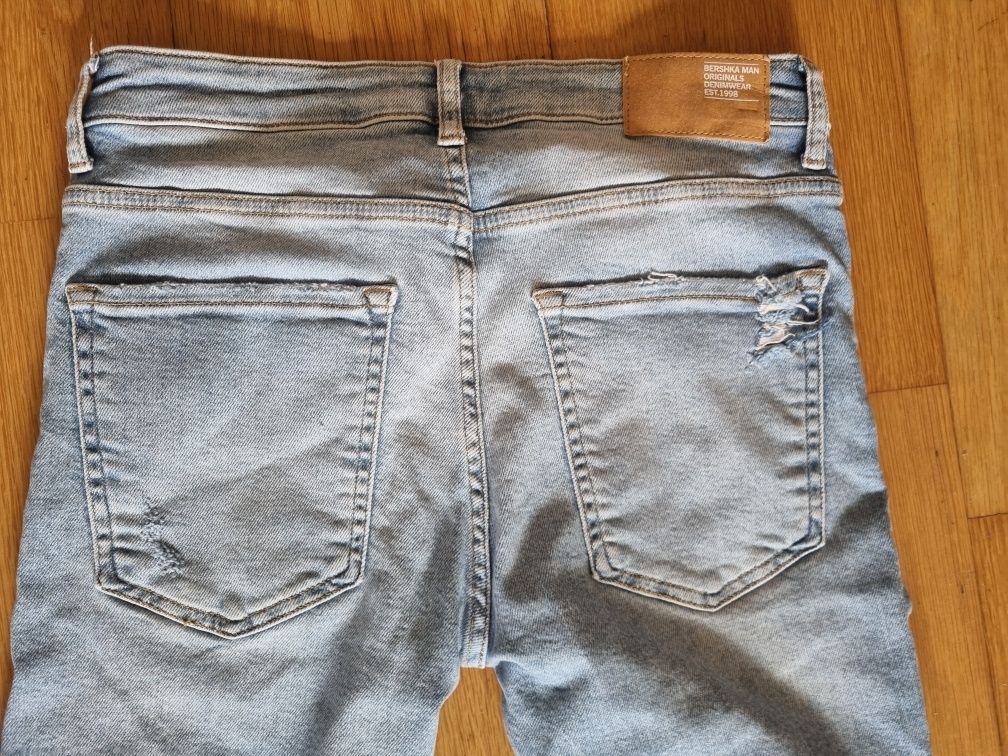 Calças de ganga Bershka  com rasgões